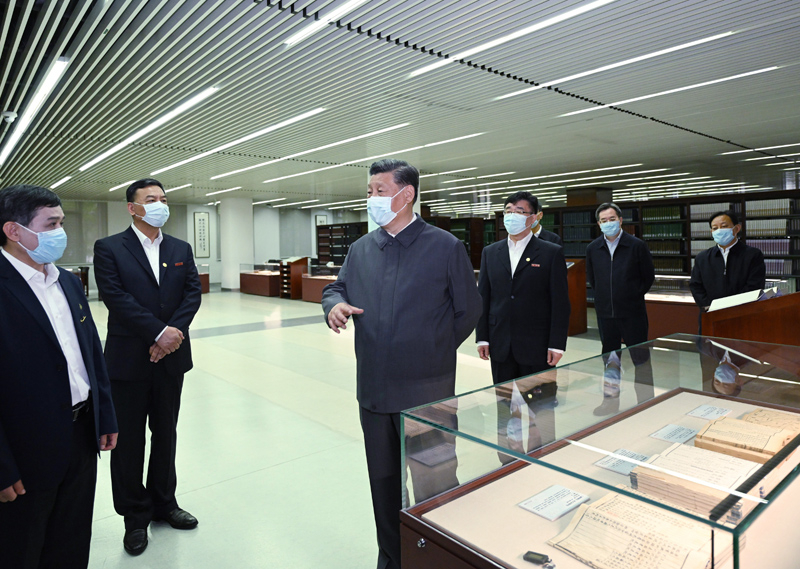 2022年4月25日，習近平來(lái)到中國人民大學(xué)考察調研。這是他在圖書(shū)館考察。