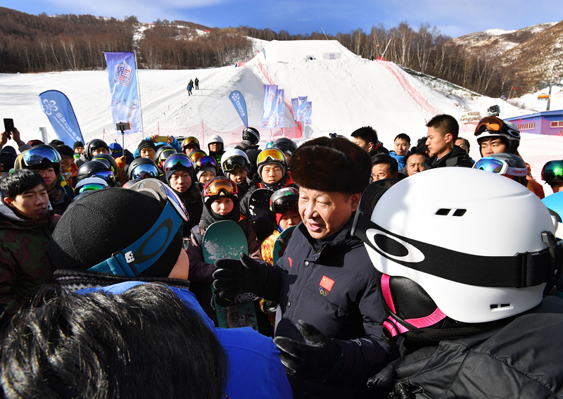 2017年1月23日，習(xí)近平總書記在云頂滑雪場(chǎng)同正在集訓(xùn)的國家滑雪隊(duì)運(yùn)動(dòng)員及滑雪愛好者親切交談。