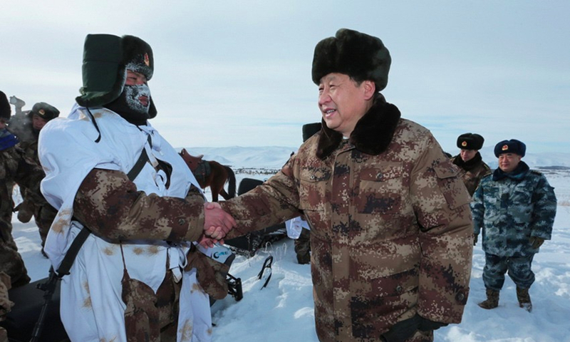 2014年1月26日，習(xí)近平總書記春節(jié)前夕冒嚴(yán)寒踏冰雪慰問邊防官兵。