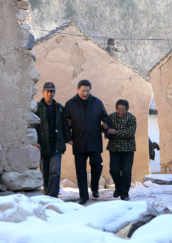 2012年12月30日，習(xí)近平總書記來到地處深山的河北阜平駱駝灣村，走進(jìn)困難群眾唐宗秀家慰問看望。