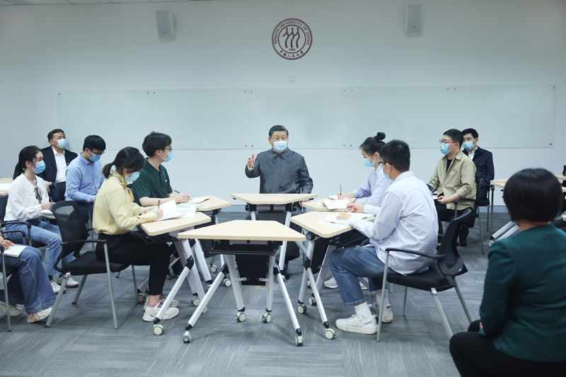 2022年4月25日，習近平總書(shū)記來(lái)到中國人民大學(xué)考察調研。這是總書(shū)記在立德樓觀(guān)摩思政課智慧教室現場(chǎng)教學(xué)并參與討論。