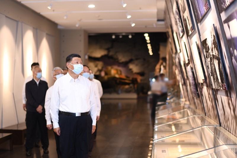 2022年8月16日至17日，中共中央總書(shū)記、國家主席、中央軍委主席習近平在遼寧考察。這是16日下午，習近平在錦州市考察遼沈戰役紀念館。 新華社記者 燕雁 攝