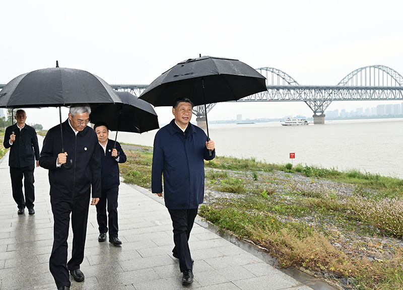 2023年10月10日至13日，中共中央總書(shū)記、國家主席、中央軍委主席習近平在江西考察。這是10日下午，習近平在長(cháng)江國家文化公園九江城區段考察時(shí)，冒雨沿江堤步行察看沿岸風(fēng)貌。新華社記者 謝環(huán)馳 攝