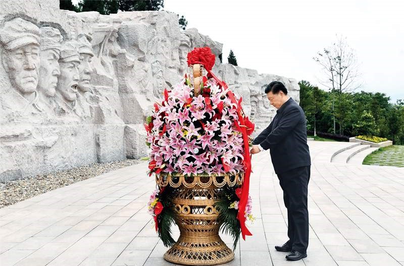 2021年4月25日至27日，中共中央總書(shū)記、國家主席、中央軍委主席習近平在廣西考察。這是25日上午，習近平在位于桂林市全州縣的紅軍長(cháng)征湘江戰役紀念園，向湘江戰役紅軍烈士敬獻花籃。 新華社記者 謝環(huán)馳/攝