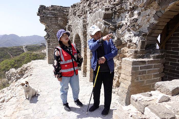 在明長(cháng)城遺址上，梅景田給外甥女劉紅巖講述長(cháng)城故事。