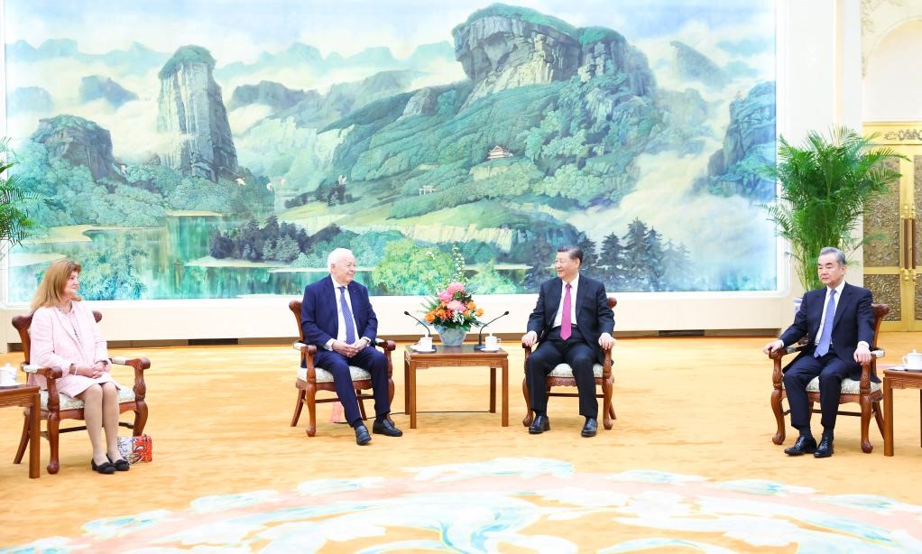 2024年4月8日，國家主席習近平在北京人民大會(huì )堂會(huì )見(jiàn)法國梅里?；饡?huì )主席梅里埃夫婦。新華社記者 黃敬文 攝