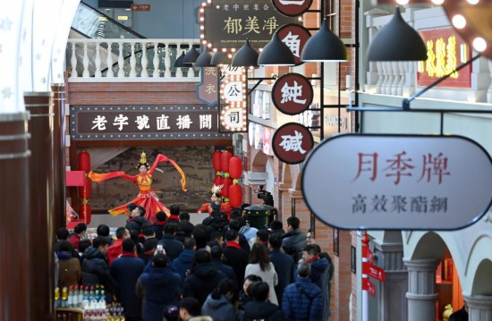 顧客在天津老字號(hào)集合店內(nèi)觀看演出。新華社記者 趙子碩 攝