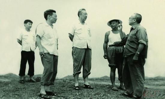 1978年8月，習(xí)仲勛（左三）在廣東惠陽農(nóng)村調(diào)研。在清華大學(xué)讀書的習(xí)近平（左一）利用暑假時間參加社會實踐，隨同父親一起下鄉(xiāng)。