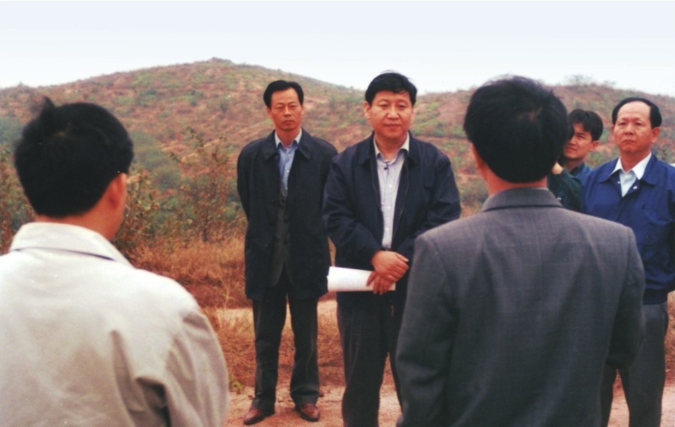 1999年11月，習(xí)近平在龍巖市長(zhǎng)汀縣河田水土流失治理區(qū)調(diào)研。圖源：《習(xí)近平在福建（下）》