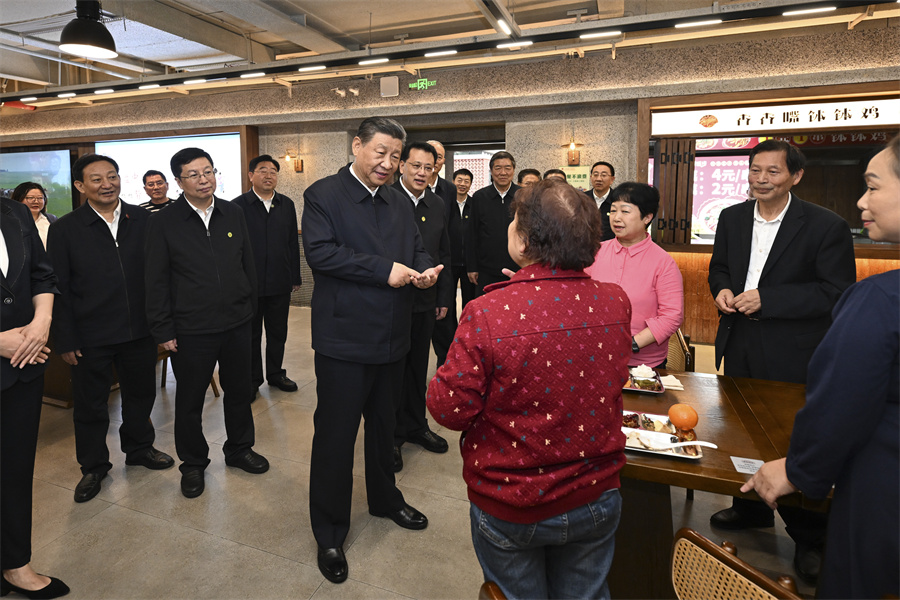 2024年4月22日下午，習(xí)近平在九龍坡區(qū)謝家灣街道民主村社區(qū)考察時，同正在社區(qū)食堂就餐的群眾親切交流。新華社記者 謝環(huán)馳 攝