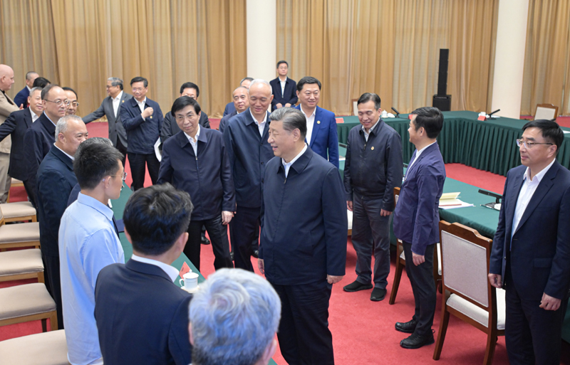 2024年5月23日，習近平總書(shū)記在山東省濟南市主持召開(kāi)企業(yè)和專(zhuān)家座談會(huì )并發(fā)表重要講話(huà)。這是總書(shū)記同參會(huì )的企業(yè)和專(zhuān)家代表親切交流。