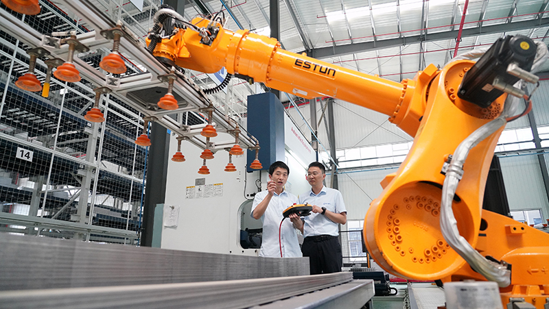 2023年8月26日，武漢，湖北長(cháng)江電氣有限公司智能車(chē)間，工作人員正在操作智能機械臂。