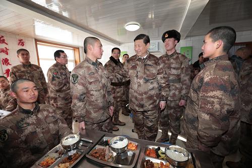 2014年1月26日中午，習近平來(lái)到連隊食堂，同戰士們一起用餐。新華社記者 李剛 攝