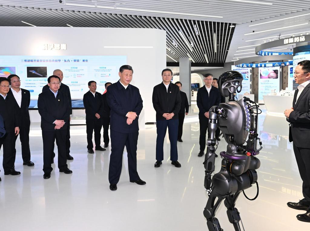 2023年11月28日下午，習近平在浦東新區張江科學(xué)城參觀(guān)上?？萍紕?chuàng  )新成果展。新華社記者 謝環(huán)馳 攝